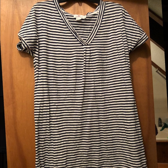 Vineyard Vines Dresses & Skirts - Vineyard vines v neck dress